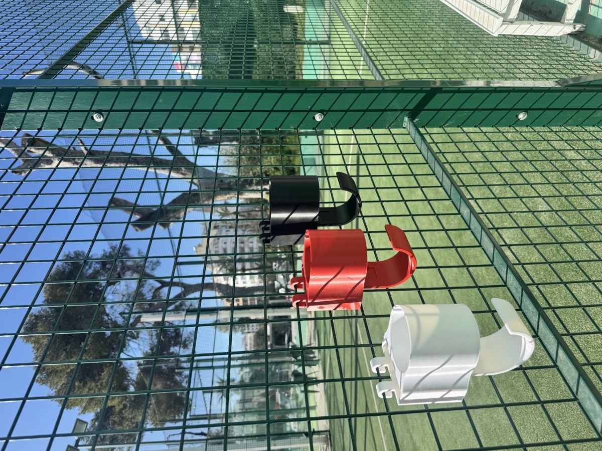 PadelBoostlab sur le grillage d'un court